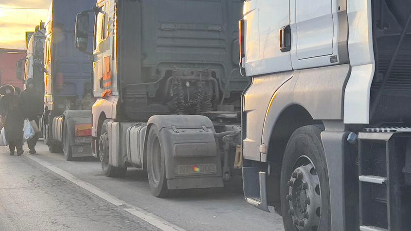 Sute de șoferi de camioane din România au luat examenul cu șpagă în fiecare an. Identitatea acestora este imposibil de aflat cu exactitate, dar ei îi pun în pericol și pe șoferii care și-au luat atestatul în mod corect