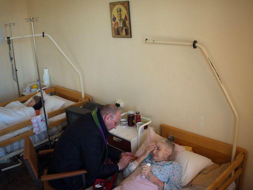 Preot romano-catolic la ultima spovedanie a unei femei, în spitalul din Negreşti-Oaş.