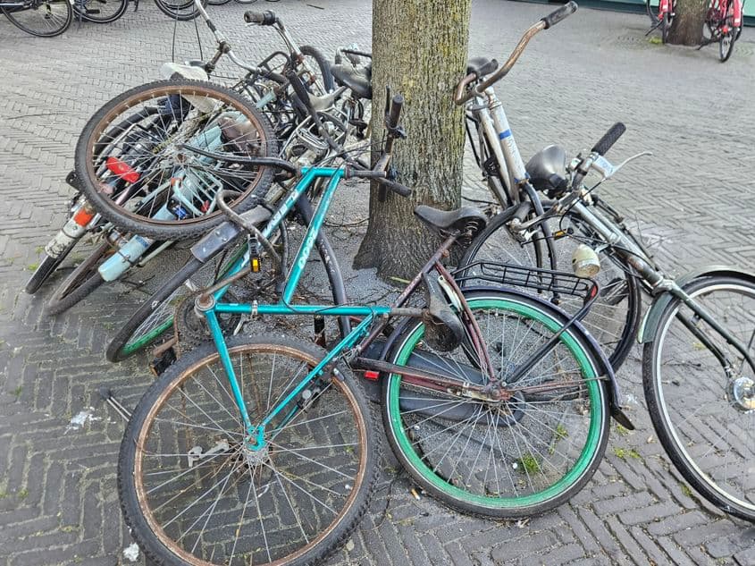 <em>Majoritatea olandezilor conduc biciclete vechi și ruginite, deși poate locuiesc într-o casă de 1 milion de euro. Foto: Mădălin Bețivoiu</em>