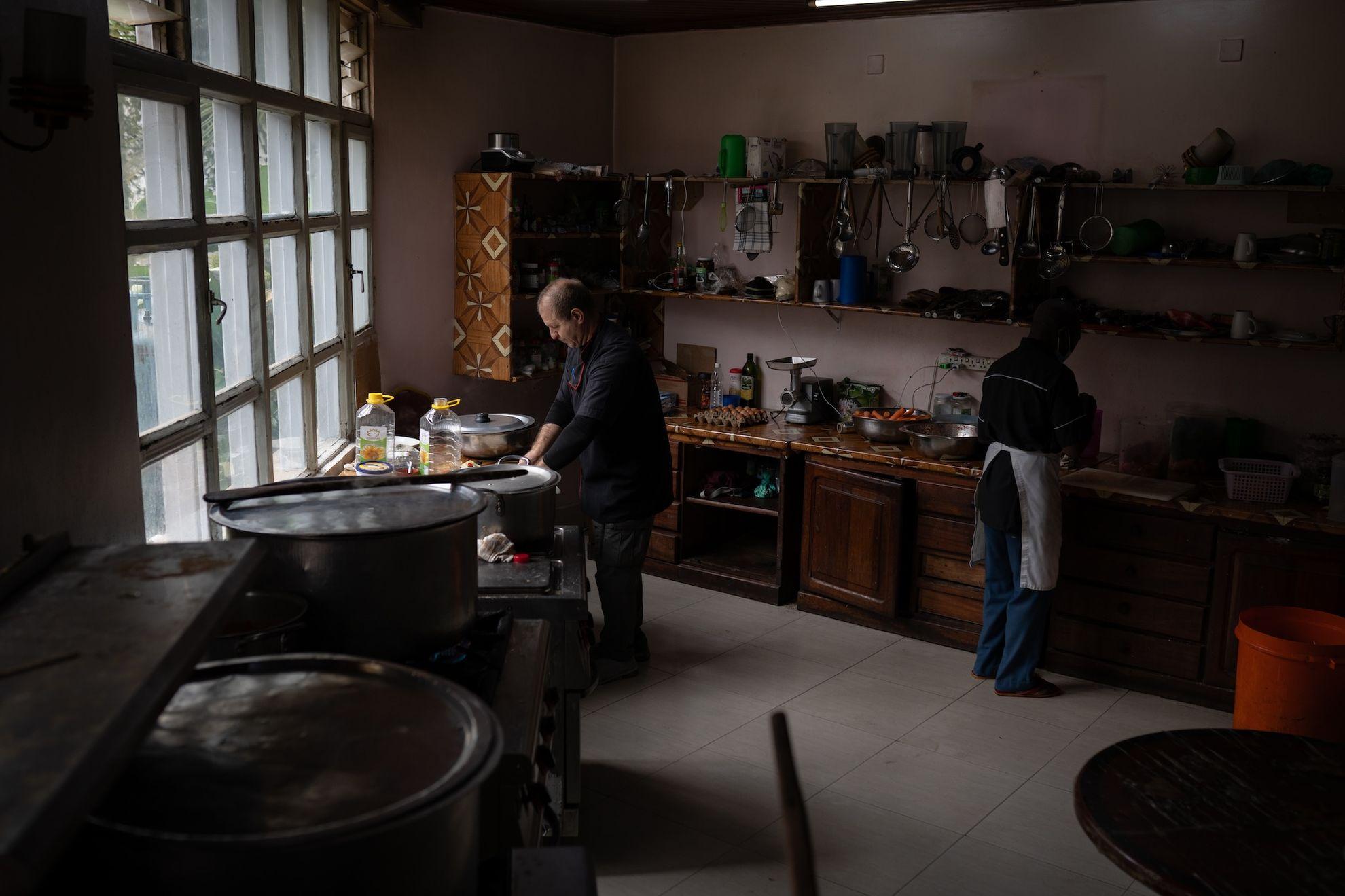 Un soldat român care este și bucătar gătește în bucătăria unui hotel administrat de români, în Goma, RDC, pe 29 august 2024. Foto: Andreea Câmpeanu