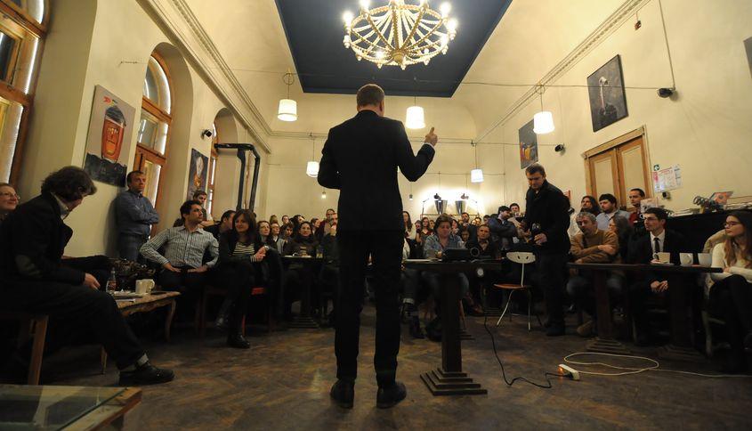 Andrei Postolache, vorbind la una dintre întâlnirile săptămânale cu susținătorii. Foto: Pentru Iași