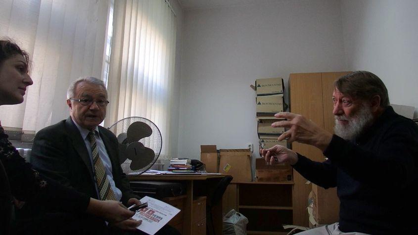 Istoricul Stéphane Courtois (în dreapta) și Enea Cipăianu, traducător din limba franceză.