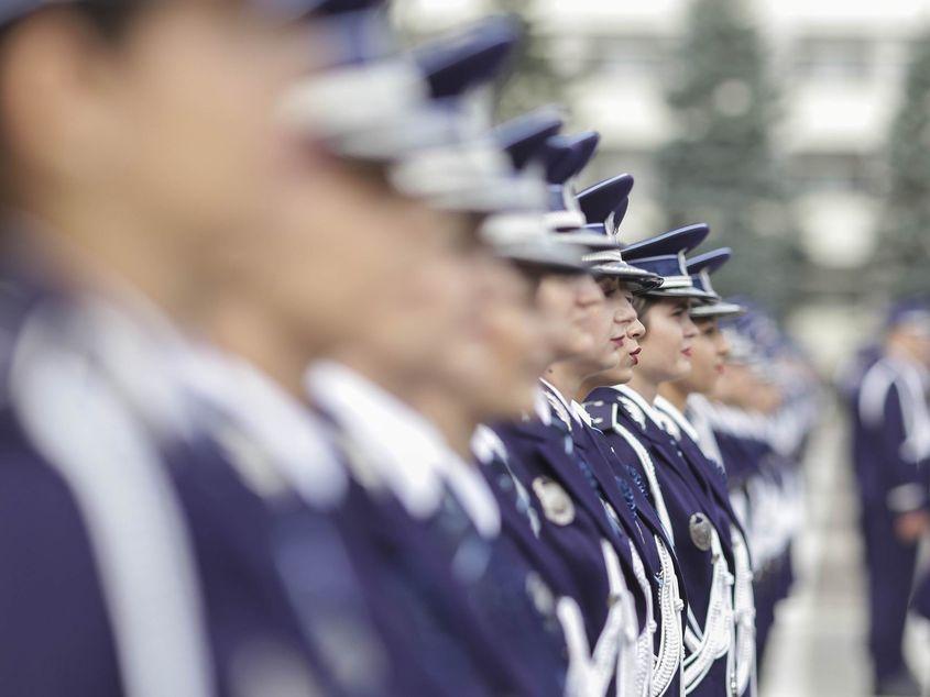 Polițiști pregătiți de cadrele universitare ale Academiei de Poliție - al cărei cod de etică și deontologie universitară, adoptat în 2017, listează, la art. 32, “plagierea rezultatelor sau publicațiilor altor autori” drept “abatere gravă de la buna conduită în cercetarea științifică și activitatea universitară”. Foto: Inquam Photos / Octav Ganea