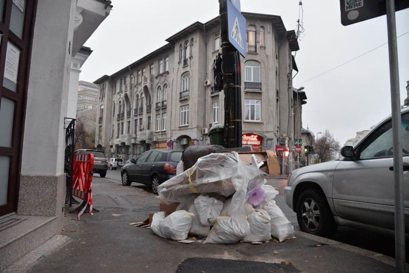 Gunoaiele și deșeurile aruncate în stradă nu au mai fost ridicate de firma de salubritate din strada Popa Tatu, Sector 1, dacă nu au fost respectate locurile clar stabilite de colectare. București. Foto: Lucian Muntean