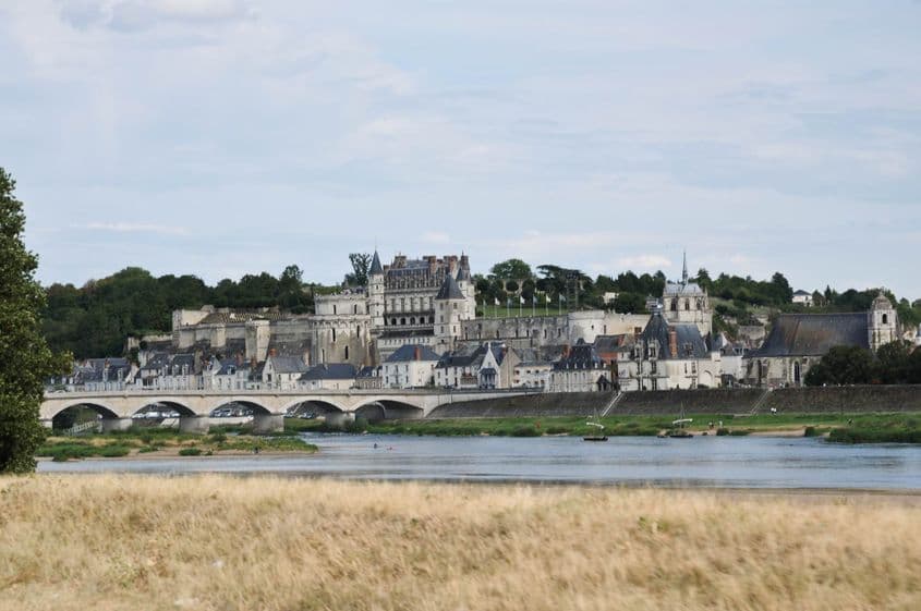 La intrarea în orașul Amboise, castelul apare impozant, pe malul stâng al Loarei, la confluența cu Masse.