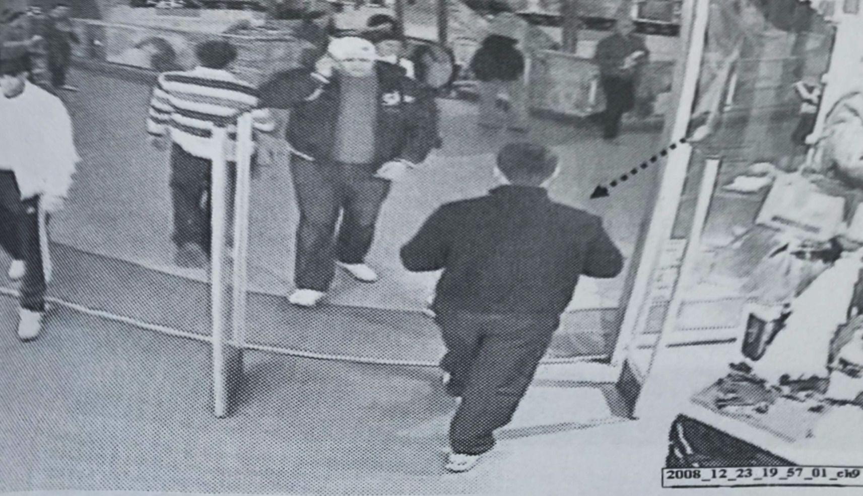 Sorin Raiciu a fost surprins de camerele de supraveghere din Plaza Mall. FOTO: Dosar instanță