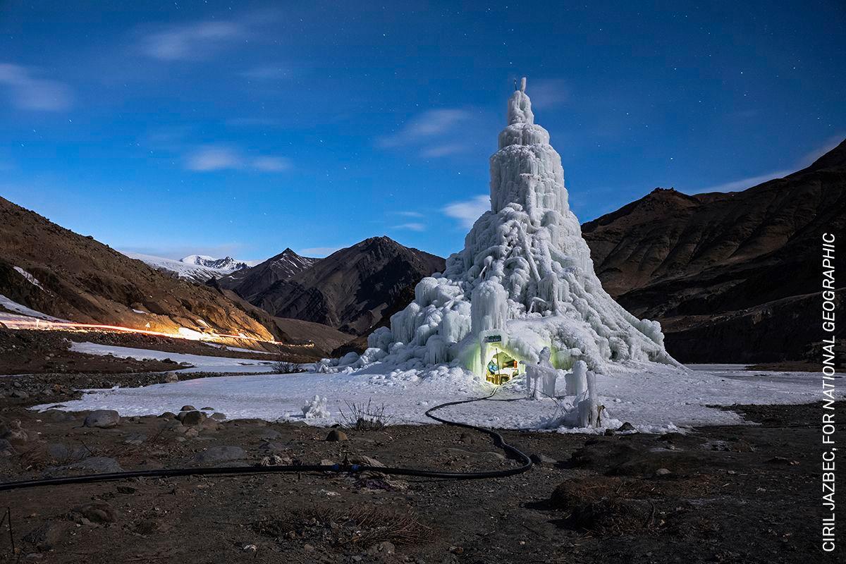 Un grup de tineri indieni din satul Gya, Himalaya, construiește iarna formațiuni de gheață sub formă de stupă (clădire religioasă budistă), care să se topească treptat în timpul verii, asigurând irigația terenurilor cultivabile în contextul încălzirii climei. La baza stupei au creat și o cafenea, apoi au folosit veniturile astfel obținute pentru a-i trimite pe bătrânii satului la un pelerinaj. Foto: Ciril Jazbec / National Geographic