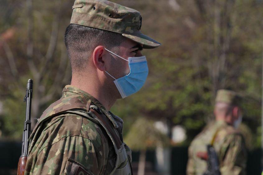 Masca chirurgicală oferă o protecție decentă. Foto: Lucian Muntean