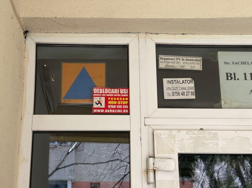 Existența unui adăpost pentru protecție civilă este marcată printr-un triunghi albastru pe fundal galben Foto: Lavinia Niță