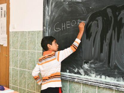 Statul român combate analfabetismul cu statistici mincinoase