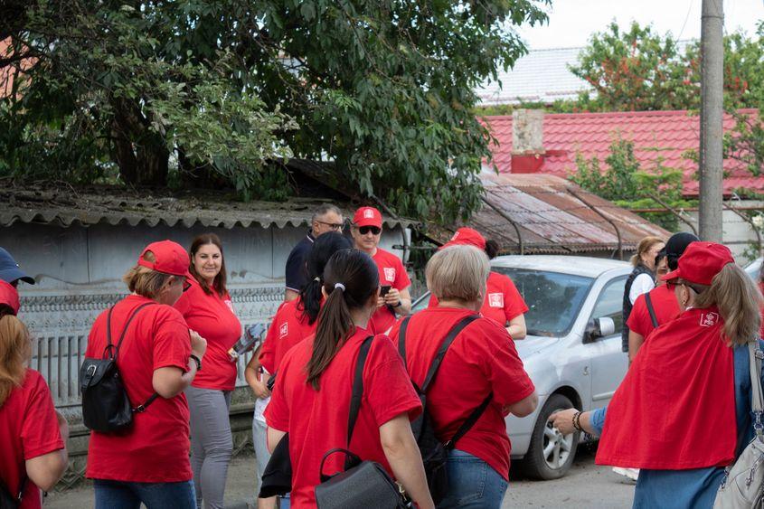 Printre angajate s-au strecurat și doi domni. Nu ne-au spus ce rol au. Foto: Mircea Pătrașcu