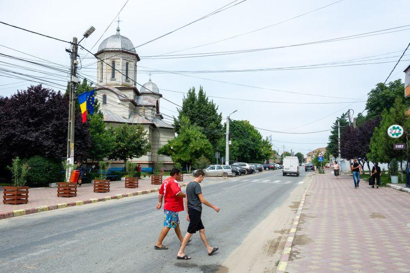 Doar drumul național contribuie cu ceva asfalt la urbanitatea Dăbuleniului.