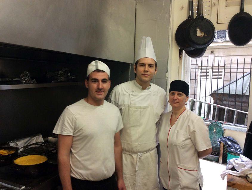 Fiul lui Popescu, în centru, e bucătar-șef al restaurantului Doina din Paris.