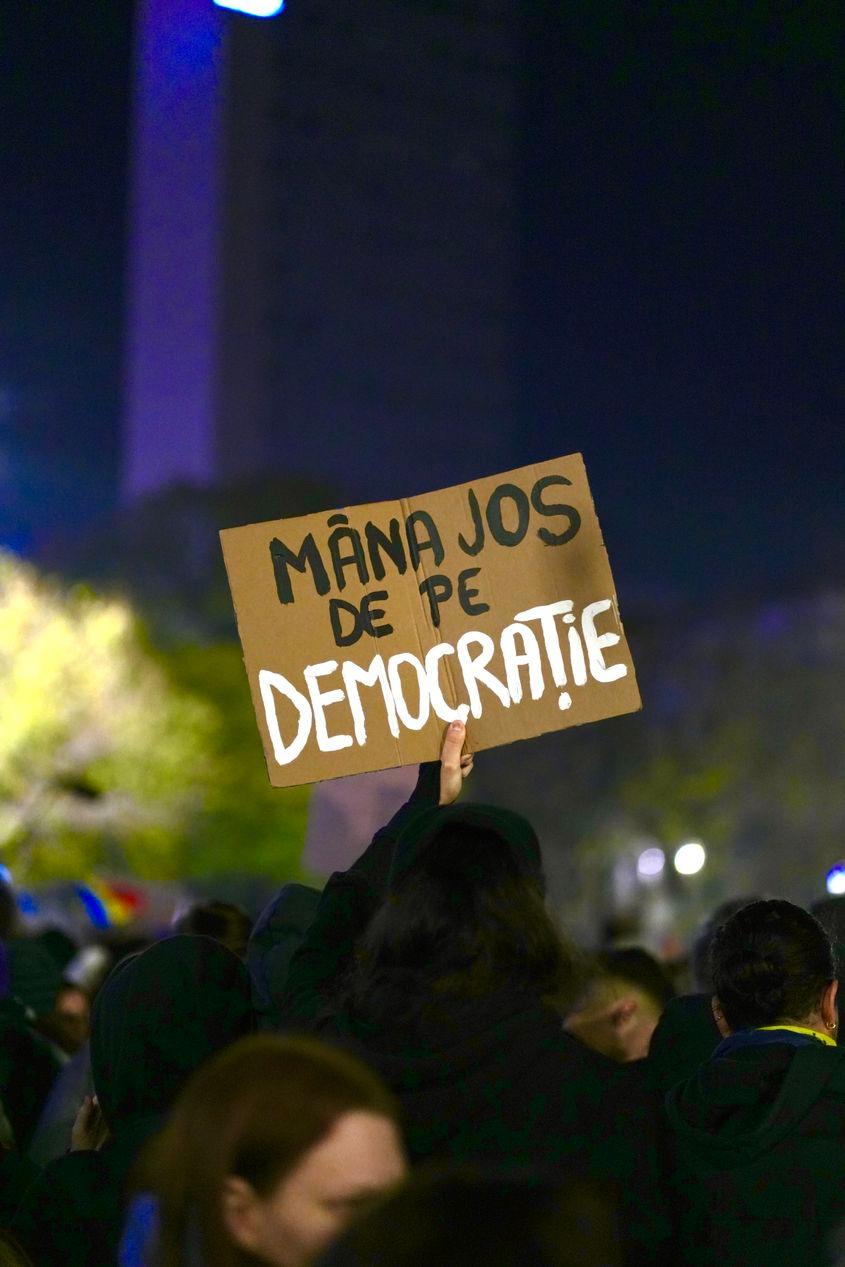 Câteva sute, apoi mii de tineri, s-au adunat seară de seară în centrul Capitalei și au strigat în ritm de tobe împotriva extremismului. foto: PressOne / Bogdan Ghioca