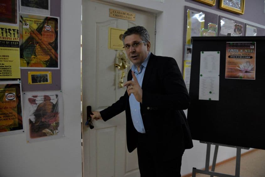 Ionel Pușcaș ne face un tur al sălilor din mansarda școlii în care se pot face cursuri de pian, chitară și pictură. Foto: Lucian Muntean