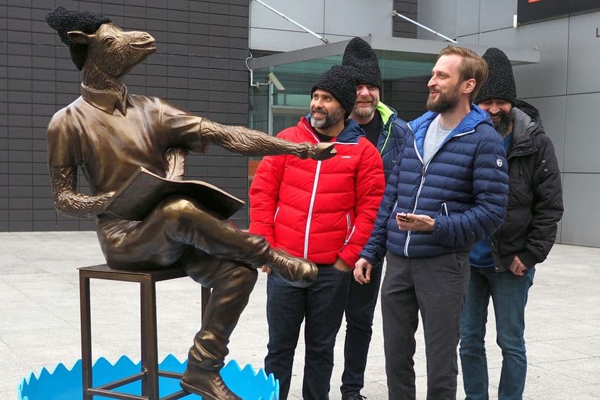 Băieții de la Times New Roman și cușmele lor.