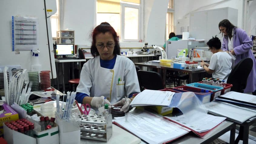 Imagine din Laboratorul de microbiologie al Institutului Național „Matei Balș”. Foto: Lucian Muntean