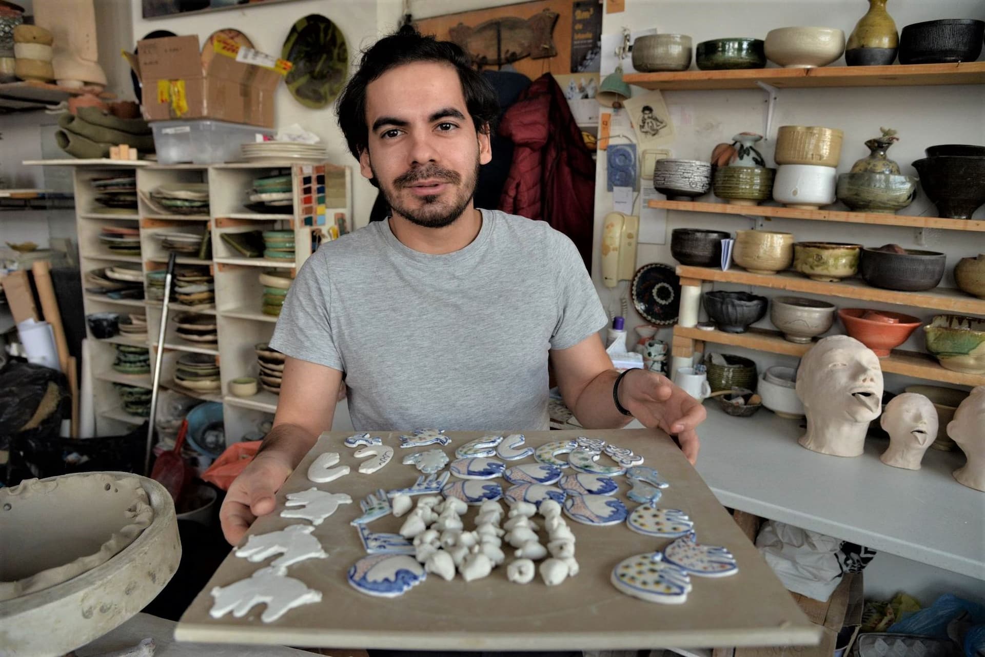 Mărțișoare din porțelan create de artistul ceramist Marius Stanciu. Foto Lucian Muntean