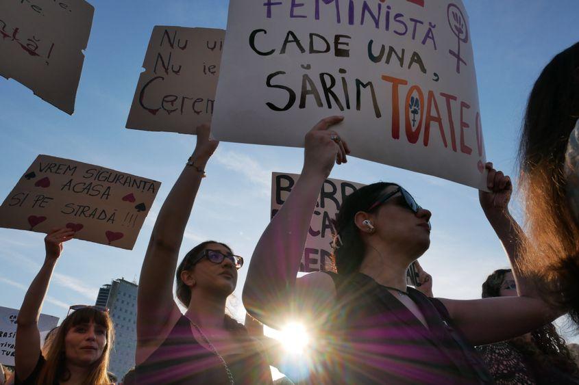 Protest impotriva violentei asupra femeilor, organizat de Centrul Filia cu sprijinul mai multor ONG-uri in Piata Victoriei, Bucuresti, 3 Iunie 2025. Foto: Inquam Photos / Norbert Nemes