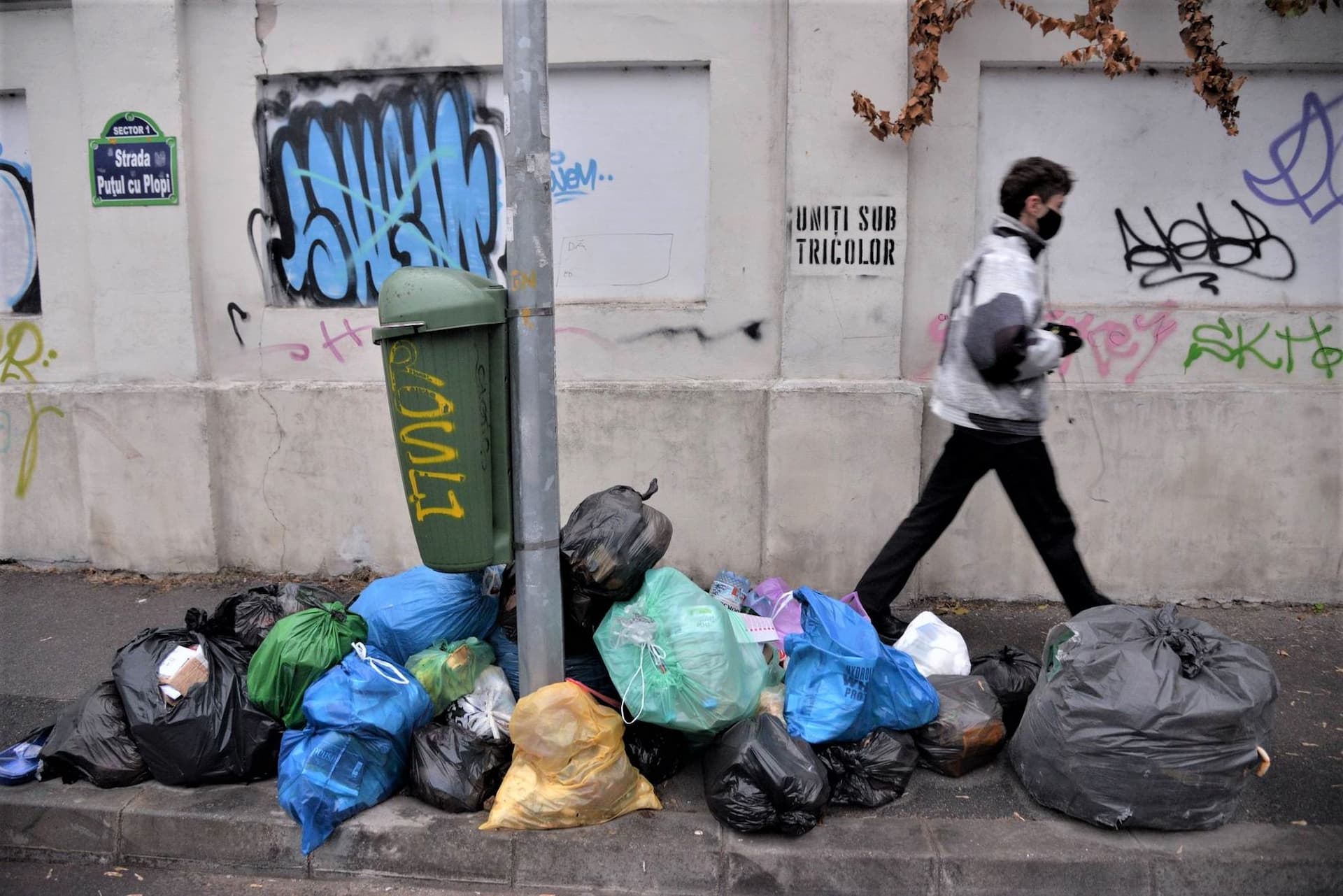 Post alegeri, au început războaiele dintre noile administrații și firmele abonate la bugetele locale. Gunoaiele și deșeurile aruncate în stradă <a target="_blank" rel="noreferrer noopener" href="https://pressone.ro/cum-a-lasat-pandemia-sectorul-1-cu-gunoiul-la-poarta" target="_blank">nu au mai fost ridicate de firma de salubritate</a> din Sectorul 1, București. Foto Lucian Muntean