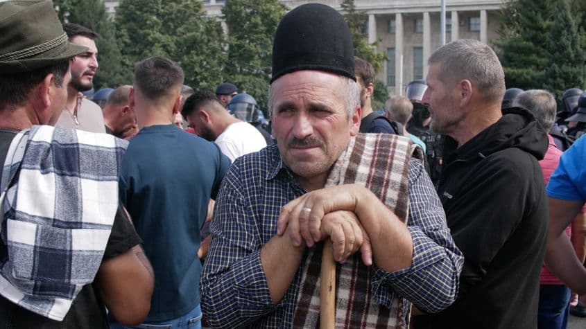 Cioban care nu crede că există bolile pentru care s-au interzis exporturile de oi și capre vii din România, la protestul din 15 septembrie. Foto: Oana Moisil