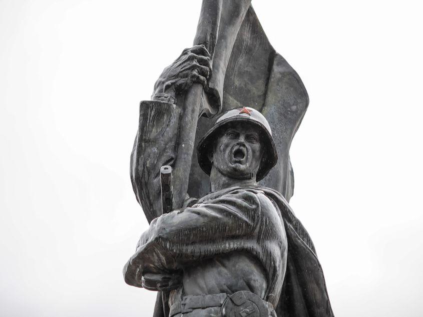 2020, București. Statuia Ostașului Sovietic. Au loc depuneri de coroane de flori la Monumentul Ostaşului Sovietic. Evenimentul a fost organizat de Biroul Ataşatului Militar de pe lângă Ambasada Rusiei în România. Foto: Inquam Photos / George Calin