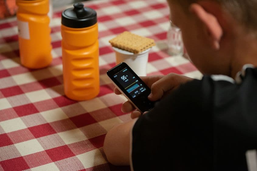 Copiii cu diabet trebuie să își verifice periodic nivelul insulinei. Foto: Yuppi Camp