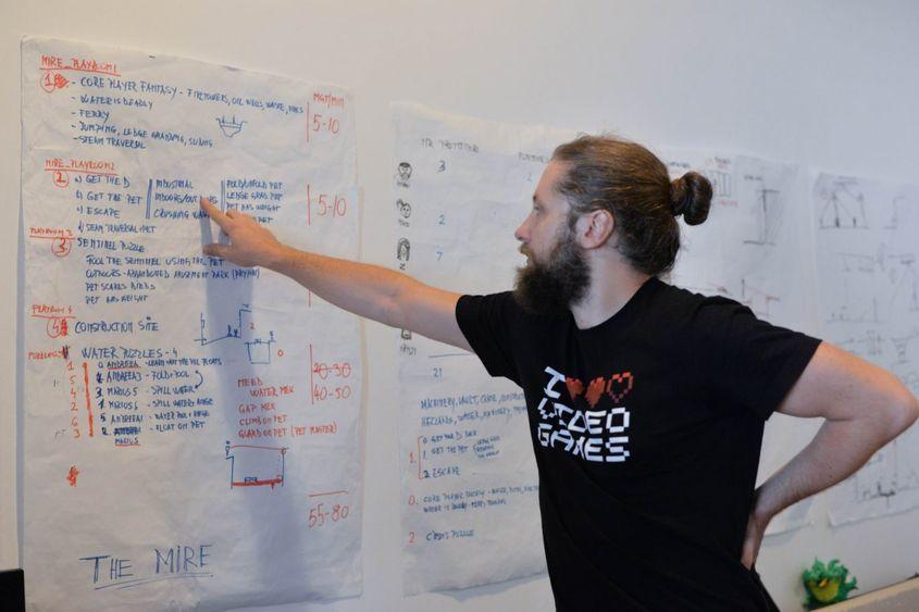 Cristian Diaconescu arată cum au fost alese ideile care au prins viață în joc. Foto: Lucian Muntean