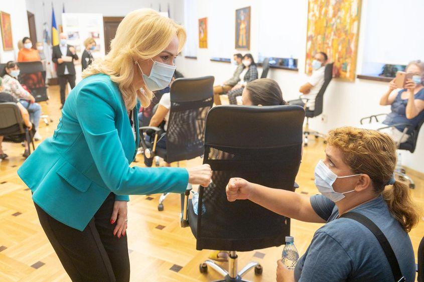Gabriela Firea, împreună cu o beneficiară a unei locuințe sociale, căreia doar ce îi înmânase repartiția pentru un apartament în blocul care nu exista în septembrie 2020. Foto: Facebook Gabriela Firea