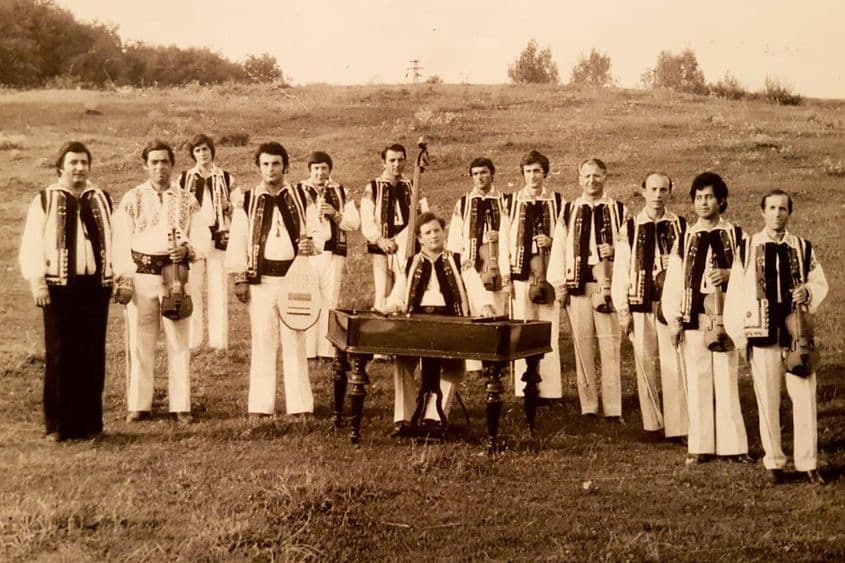 Maestrul Ioan Cobâlă conduce de 45 de ani orchestra ”Rapsozii Botoșanilor”