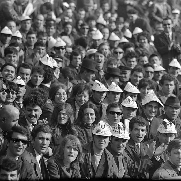 Microbiștii își susțineau echipa favorită așa cum se pricepeau, uneori și cu sprijin de la uzină. Sau minister. Sursa foto: Arhiva fotografică Minerva