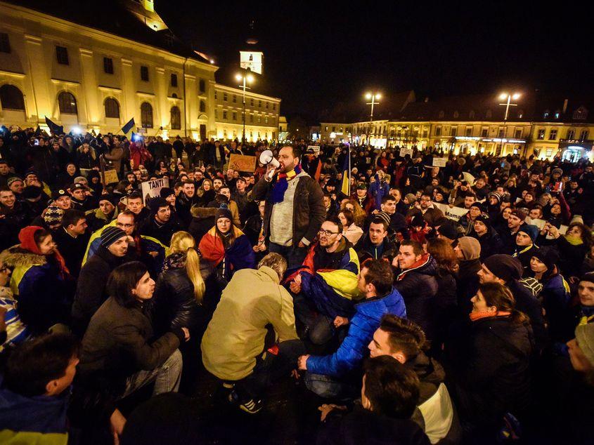 Coregrafia suporteri-protestatari e coordonată de Florin Iacob: "Acolo este țara mea și neamul meu cel românesc".
Foto: Silvana Armat / turnulsfatului.ro