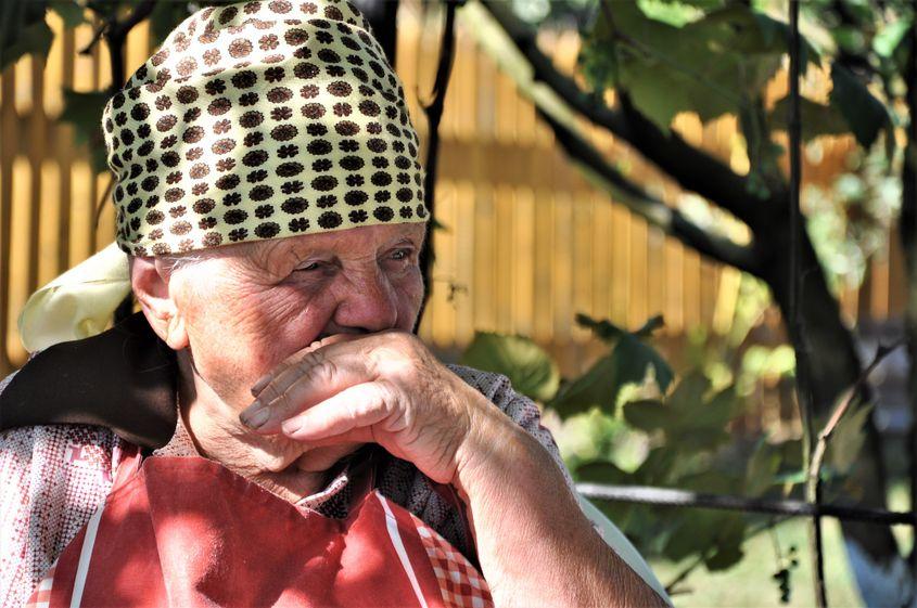 Bunica Alexandra Dubău, privind fără mânie în fântâna trecutului.