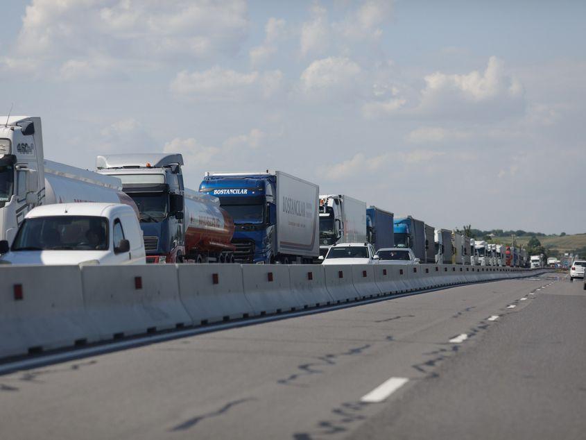 Tiruri de marfă și cisterne așteaptă să intre în vama Giurgiu, joi 16 iunie 2022. Inquam Photos / George Călin