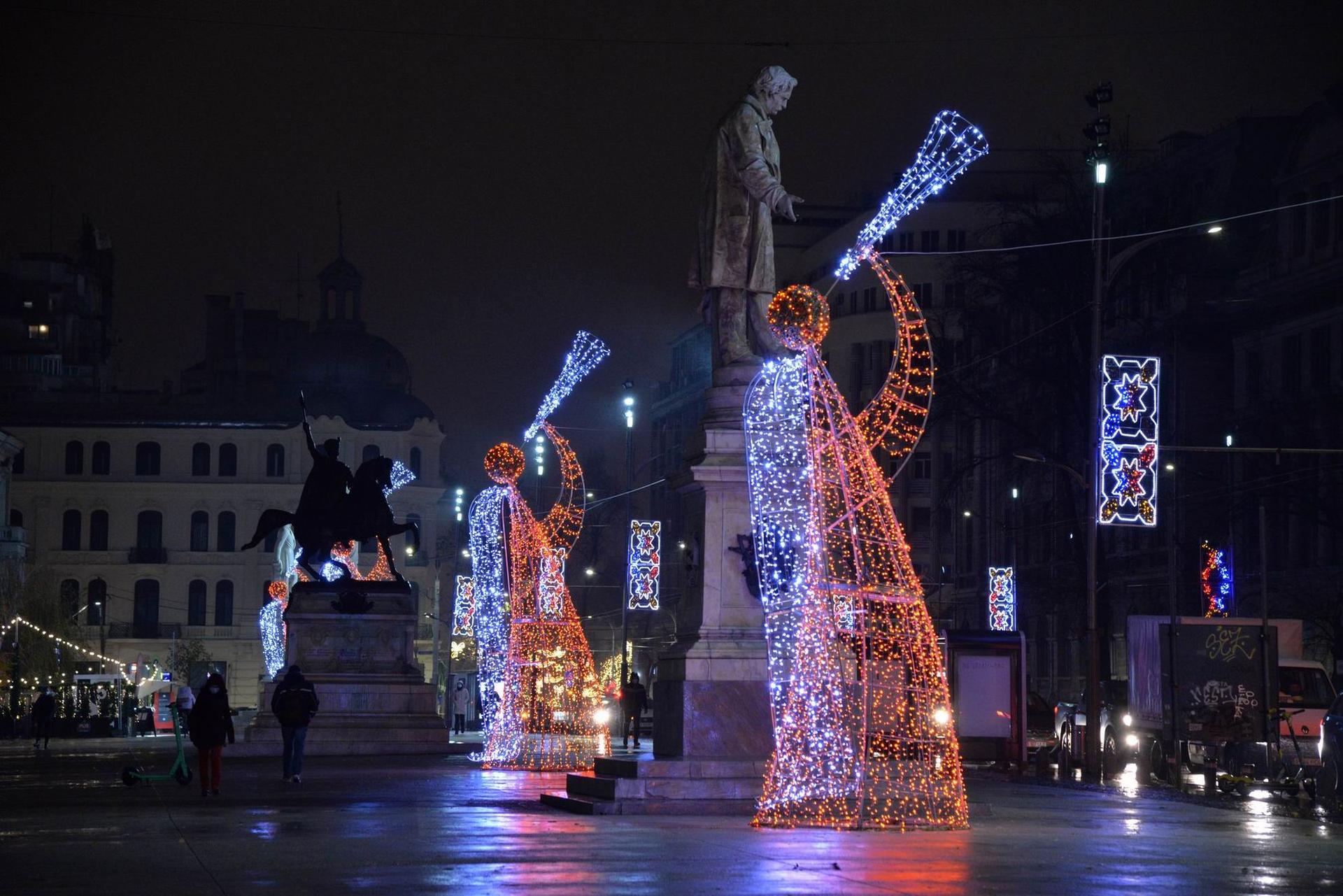 Anul 2020 se încheie fără fast, cu luminițele cumpărate și folosite de anul trecut, dar cu speranța că vaccinul care tocmai a ajuns în țară va fi distribuit la suficient de mulți români încât anul 2021 să nu repete dezastrele lui 2020. Foto: Lucian Muntean.