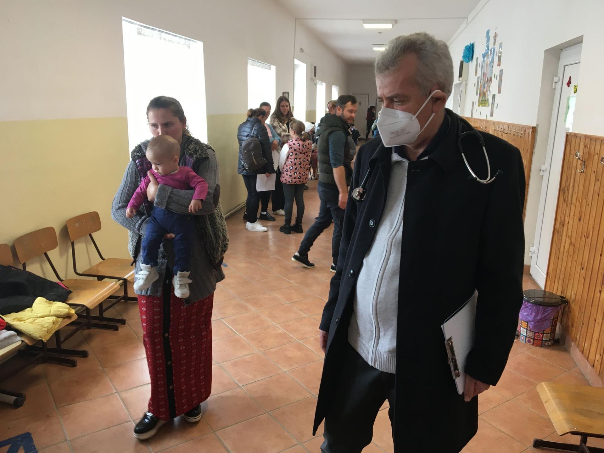 Aurelian Georgiu, medicul de familie din Bălan, în timpul vizitei caravanei. Foto: Bianca Felseghi