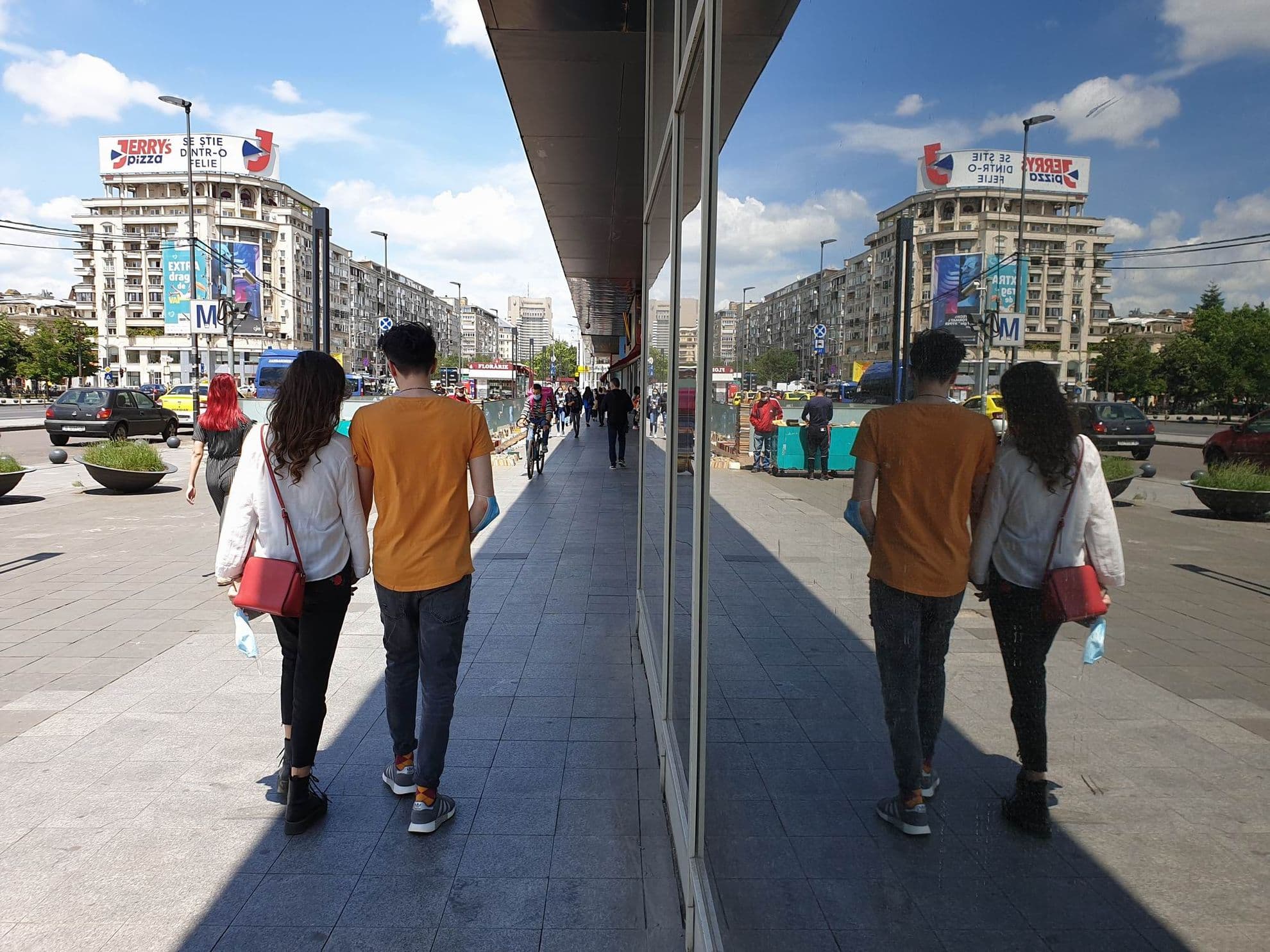 Deși trotuarele sunt pline de oameni, magazinele mari abia s-au redeschis, iar fluxul de clienți nu pare a fi la fel ca înainte de pandemie