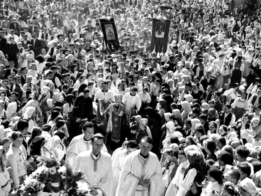 Episcopul Ioan Suciu (cu mitră pe cap), la o procesiune desfășurată la Zalău în perioada în care nord-vestul Transilvaniei s-a aflat sub ocupație horthystă.