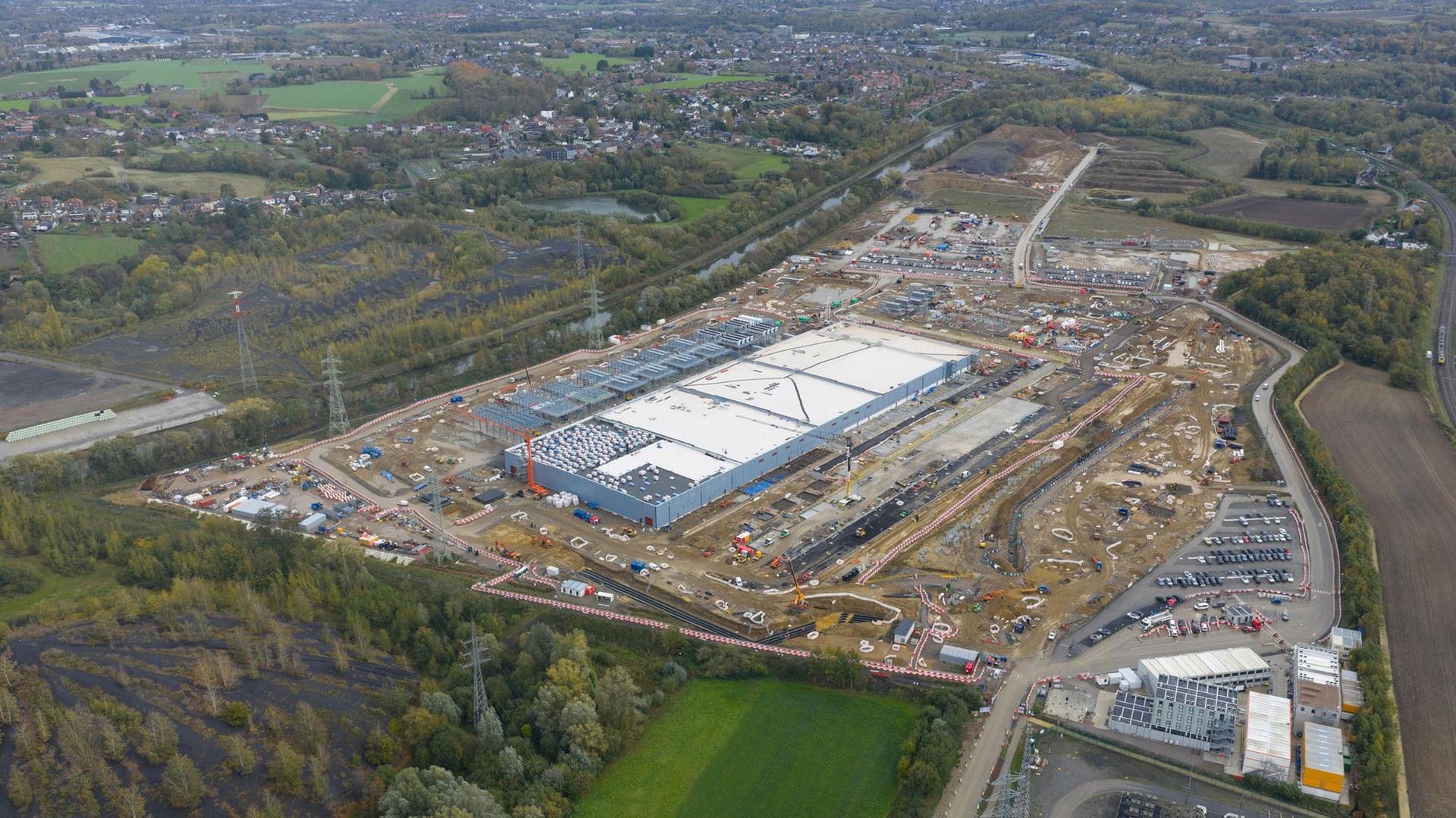 Centrele de date pentru AI apar ca ciupercile după ploaie și deseori consumă resurse uriașe de energie și apă. Foto: © Hugo Kurk | <a target="_blank" href="https://www.dreamstime.com" target="_blank" rel="noreferrer noopener">Dreamstime.com</a>