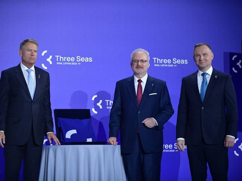 Președintele român Klaus Iohannis (S), președintele Letoniei, Egils Levits (C) și președintele Poloniei, Andrzej Duda (D), în timpul unei fotografii de grup a președinților Inițiativei celor Trei Mări, Riga, Letonia, 20 iunie 2022. Foto: EPA/MARCIN OBARA / Agerpres