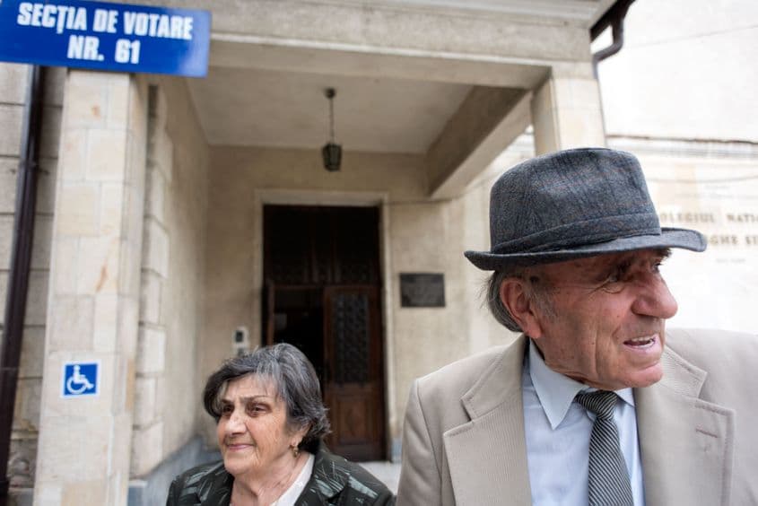 Soț și soție, domnul de 83 și doamna de 79 de ani se întrec să explice de ce singurul candidat care merită votat e Cherecheș.