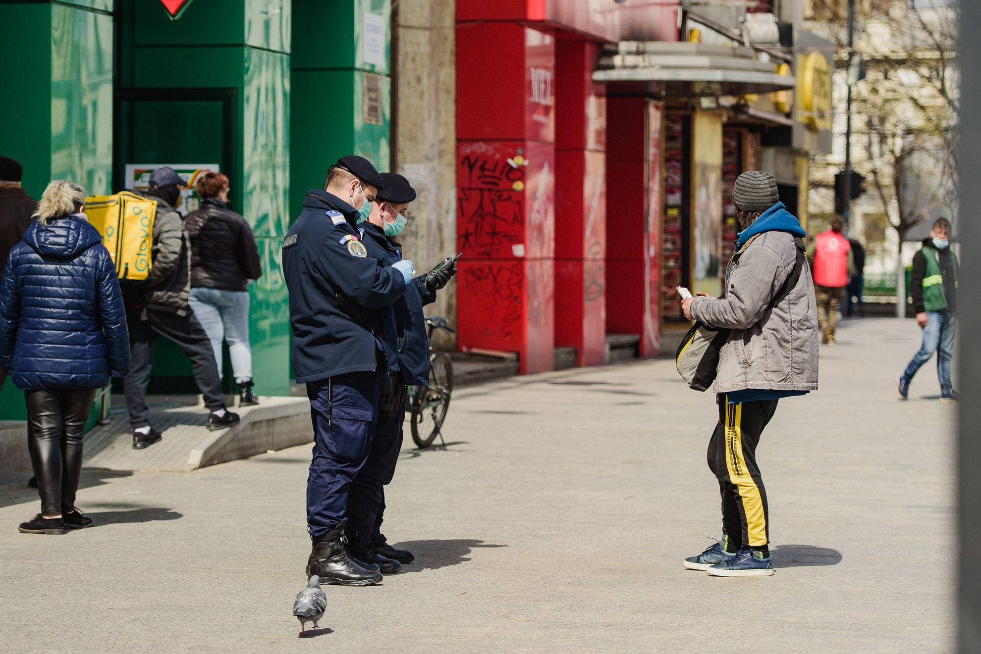 Din păcate, unii dintre cei opriți sunt oameni fără adăpost. Fără adresă, e greu să explici de ce ai ieșit la plimbare. Foto: Ioana Epure
