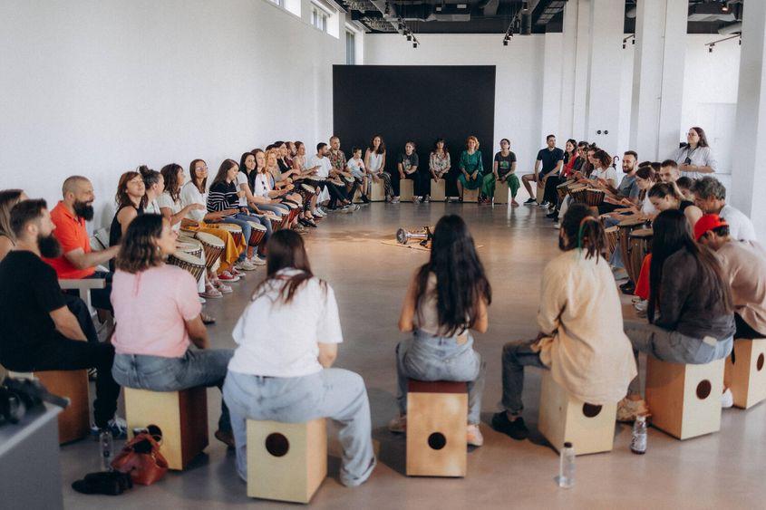 Una dintre întâlniri de grup în jurul instrumentelor de percuție. Foto: arhivă personală