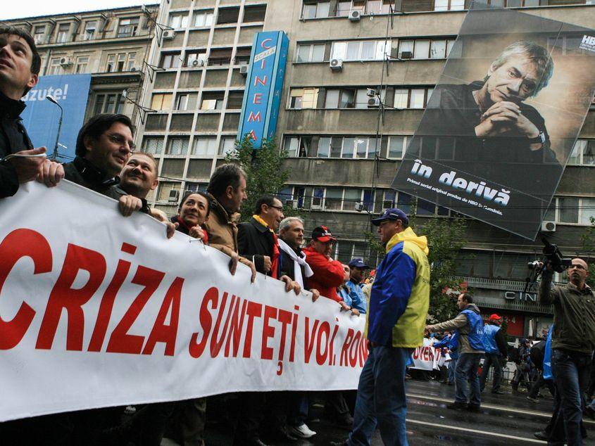 Imagine de la un protest PSD din toamna lui 2010, când în primul rând, cot la cot, erau Victor Ponta şi Liviu Dragnea. Foto: Lucian Muntean