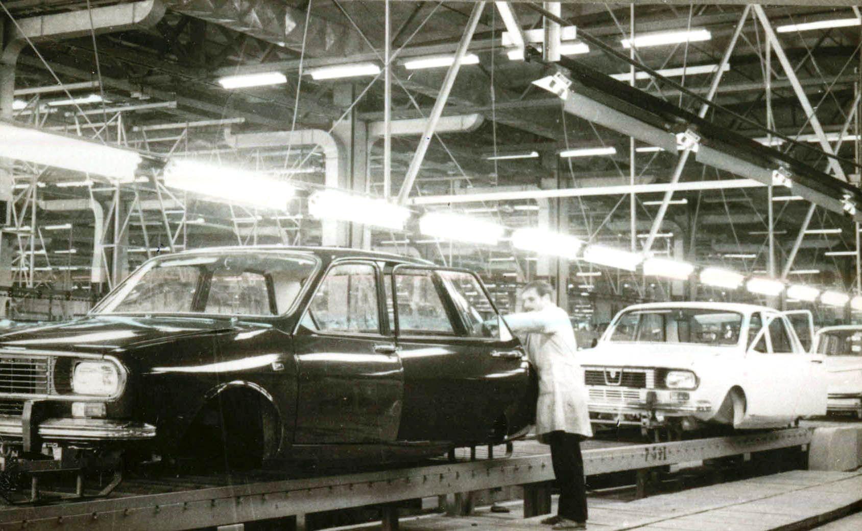 Imagine din 1970 de la uzinele Dacia din Piteşti. Sursa: Fototeca online a comunismului românesc (cota 250/1970)