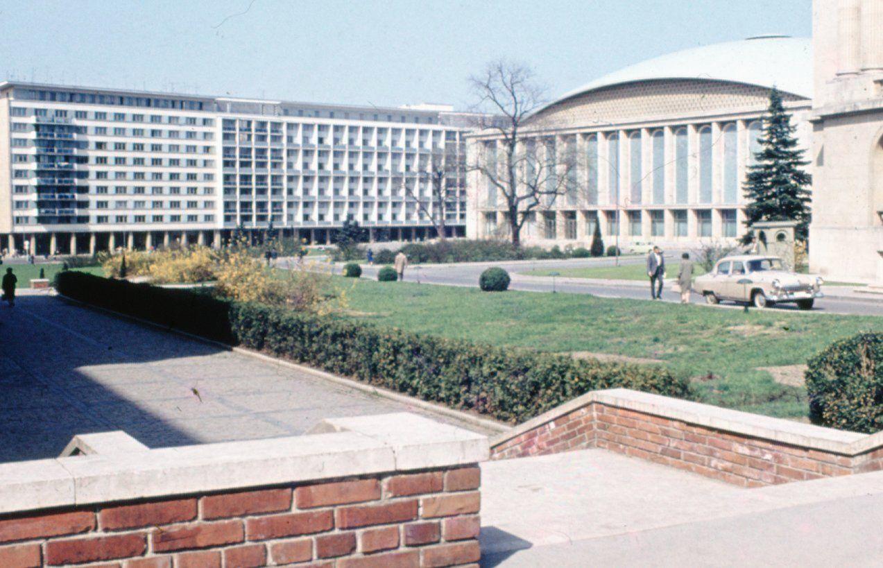 Ansamblul Sălii Palatului, așa cum arăta în 1959. Foto: <a target="_blank" rel="noreferrer noopener" href="https://arhiva.uniuneaarhitectilor.ro/a-664/ansamblul-salii-palatului-locuinte" target="_blank">Arhiva Uniunii Arhitecților</a>