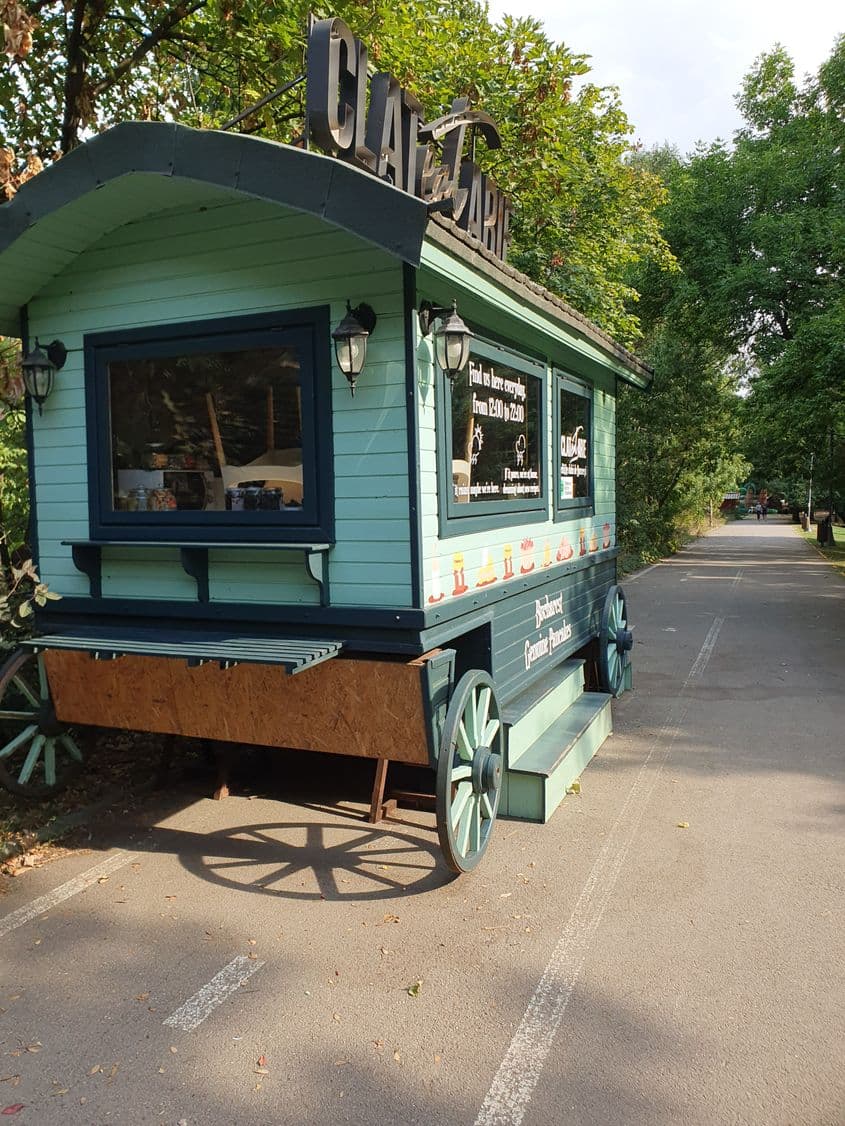 Omul de afaceri Mihai Mușat vorbește de planul de a ocupa toată aleea care separă Parcul IOR de zona retrocedată cu restaurante și fast-food-uri. Primele semne au apărut deja.