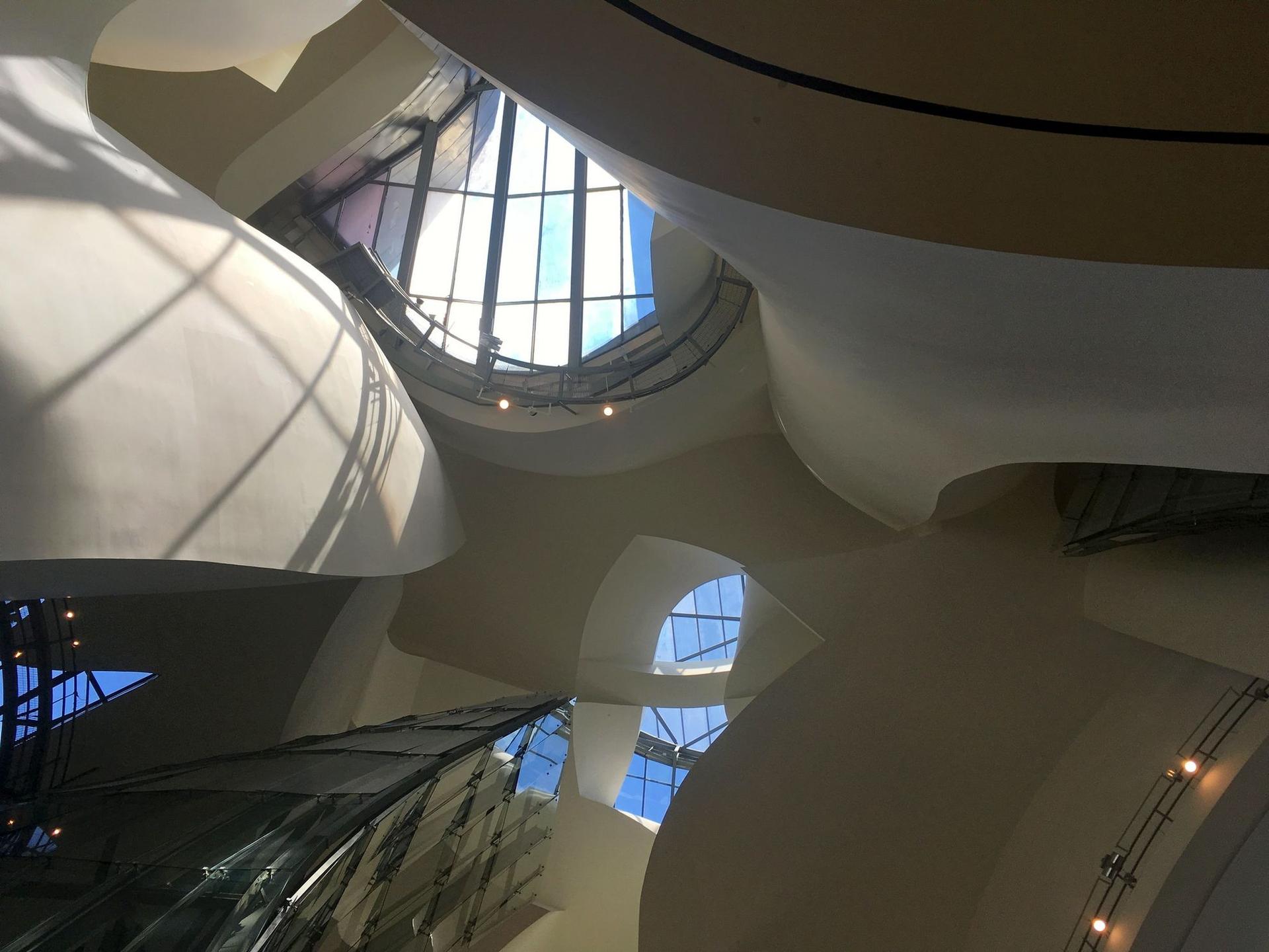 Vedere din atrium, chiar la intrarea principală în muzeu