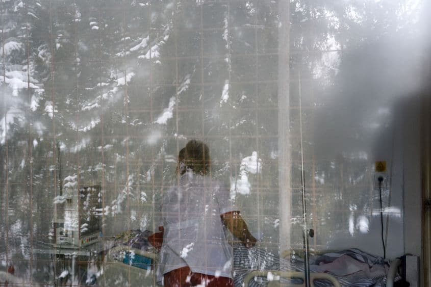 Nimeni nu rezistă să îngrijească un bolnav de Alzheimer în familie. Spitalul e cea mai bună soluție și pentru pacient, și pentru familie.