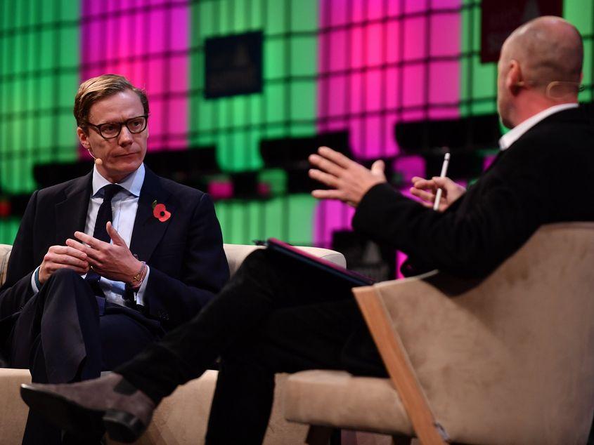 Alexander Nix (în stânga), fostul CEO de la Cambridge Analytica, la un summit din 2017. Fotografie: Sam Barnes. Sursa: wikimedia.org